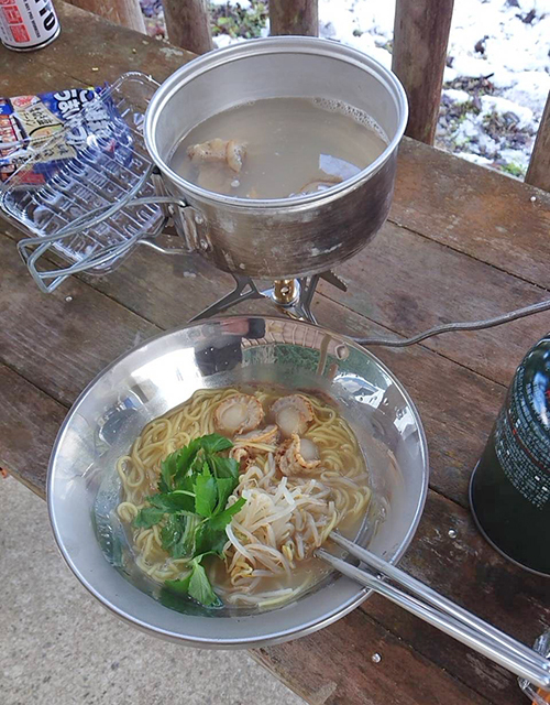 屋外で熱々ラーメン